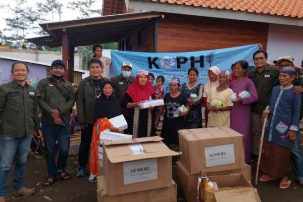 Komunitas wartawan ini salurkan 8.000 kacamata antidebu untuk pengungsi erupsi Gunung Semeru.