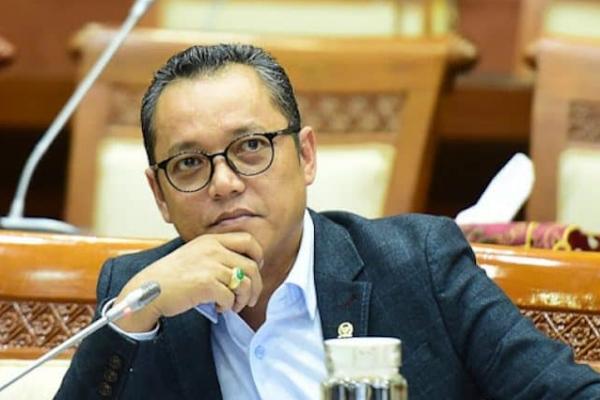 Deddy Yevry Sitorus menyindir Presiden Joko Widodo yang melakukan pembagian sembako di berbagai daerah baru-baru ini.
