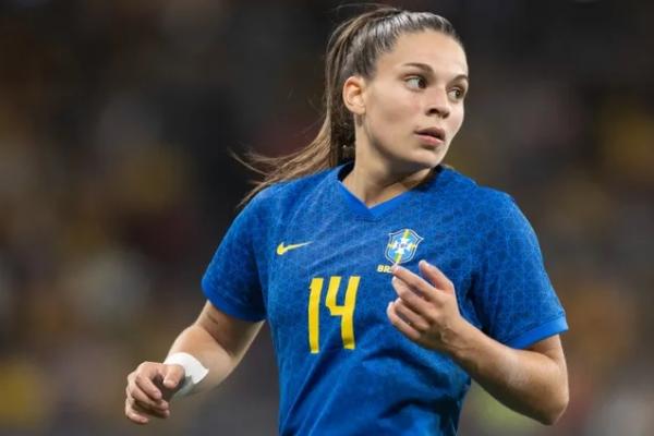 Barcelona dituding dengan sengaja menghalang-halangi salah seorang pesepak bola perempuan, Giovana Queiroz, membela tim nasional Brasil.