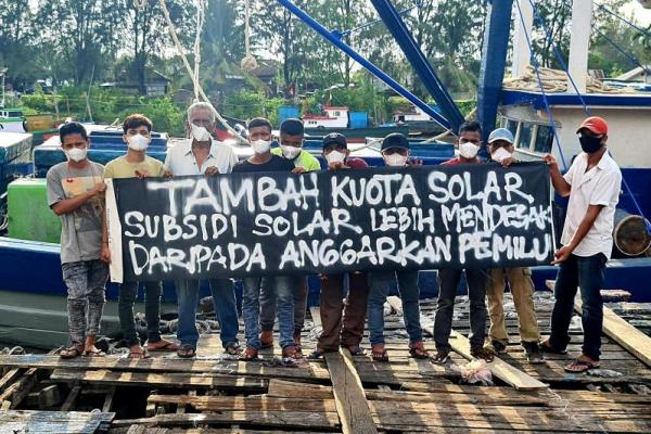 Nelayan Aceh mendesak pemerintah untuk menambah kuota solar bersubsidi serta mengusut para pihak yang melakukan penyelewengan.