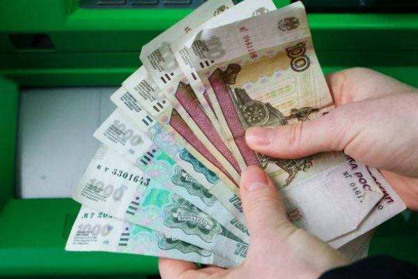 Pejabat Kremlin mencatat bahwa Kabinet telah bekerja untuk memperluas penggunaan mata uang nasional dalam penyelesaian dengan negara lain.