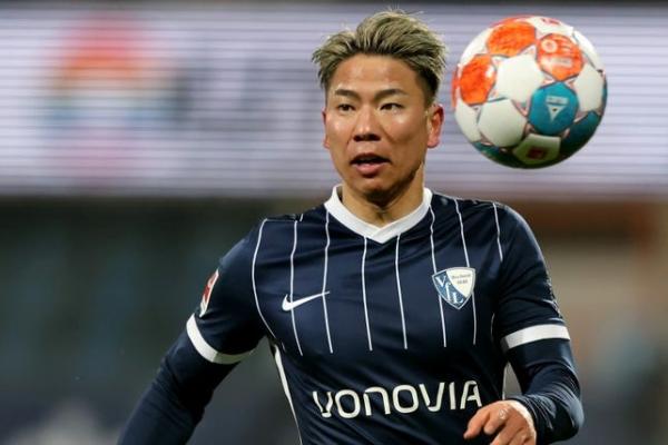 Nama Takuma Asano sepertinya masih asing di telinga pecinta sepak bola. Tapi, siapa sangka pemain Jepang itu pernah diplot sebagai pemain masa depan Arsenal.