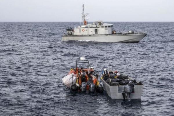 Para migran melaporkan bahwa mereka berada di kapal bersama sekitar 100 migran lainnya.