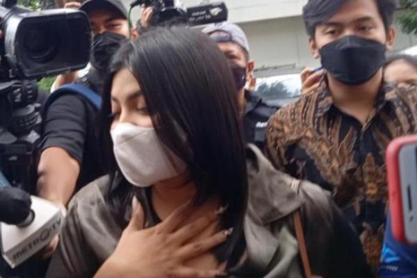 Dea Only Fans tersangka kasus pornografi jalani wajib lapor dan pemeriksaan di Polda Metro Jaya.