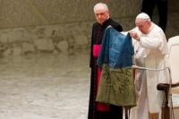 Sambil Pegang Bendera Ukraina, Paus Fransiskus Kutuk Pembantaian Bucha