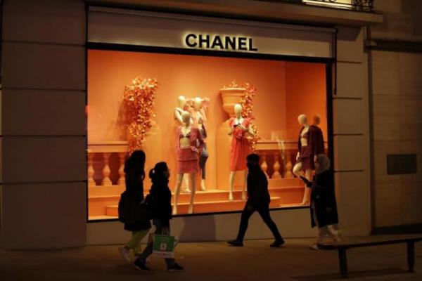 Chanel mematuhi sanksi perdagangan yang dikenakan pada Rusia oleh Uni Eropa, Swiss, dan lainnya yang melarang transaksi dengan individu yang ditunjuk.