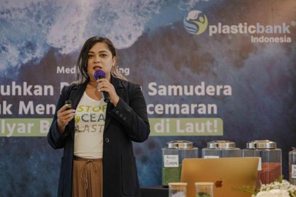 Indonesia menghasilkan 4,9 juta ton sampah plastik yang tidak dikelola setiap tahun. Demikian keterangan Paola Cortese, Country Manager Plastic Bank Indonesia, pada Kamis (7/4) petang.
