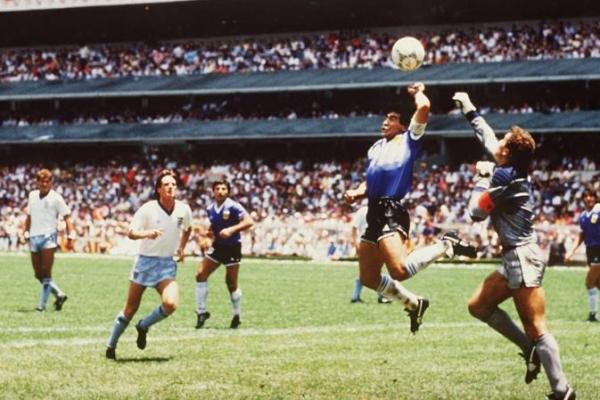 Keberadaan jersey asli yang dikenakan legenda sepak bola, Diego Maradona, ketika melakukan prosesi gol `tangan tuhan` dalam Piala Dunia 1986 kini dipertanyakan.