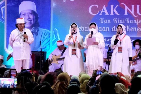  Cak Nun meminta Puan, sebagai Ketua DPR RI dan petinggi PDI Perjuangan, untuk mengayomi seluruh warga negara Indonesia.