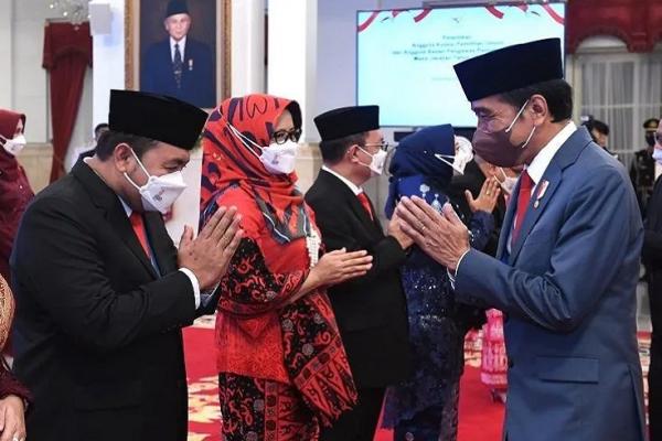 Saya harapkan anggota KPU dan Bawaslu yang baru saja saya lantik dapat segera bekerja, dapat segera tancap gas, langsung berkoordinasi dengan DPR dan pemerintah menjalankan tugas serta kewenangan-nya untuk mempersiapkan Pemilu dan Pilkada serentak sesuai dengan tahapan yang sudah ditentukan pada tahun 2024