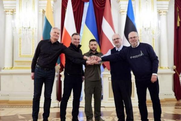 Sebelum bertemu Zelenskyy, keempat presiden mengunjungi daerah-daerah di wilayah Kyiv di mana ratusan warga sipil yang terbunuh telah ditemukan setelah penarikan Rusia.