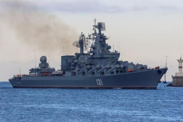 Rusia sebelumnya mengatakan, lebih dari 500 awak kapal penjelajah rudal era Soviet dievakuasi setelah amunisi di dalamnya meledak. Ukraina mengatakan pihaknya menabrak kapal perang dengan rudal anti-kapal Neptunus buatan Ukraina.
