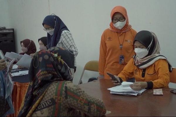 BLT minyak goreng disalurkan PT Pos Indonesia kepada 18,3 juta keluarga penerima manfaat (KPM) berjalan lancar.