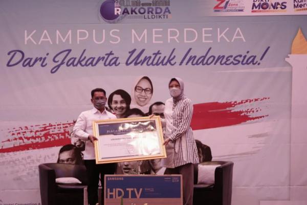 Penghargaan ini diberikan di sela-sela Rapat Koordinasi Daerah (Rakorda) LLDikti Wilayah III di Puncak, Jawa Barat pada Kamis (21/4) kemarin.
