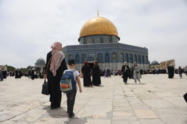 Meski demikian, itu tidak menghentikan sekitar 150.000 warga Palestina yang bepergian ke masjid untuk beribadah, menurut Wakaf Islam Yerusalem.