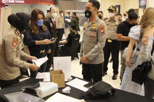 Ditpamobvit Polda Metro Jaya melaksanakan kegiatan vaksinasi Presisi di Mall Plaza Senayan untuk vaksin 1 dan 2, serta vaksin lanjutan Booster.