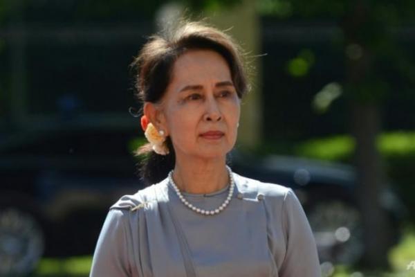 Menurut sumber yang mengetahui proses persidangan tersebut, Suu Kyi divonis lima tahun penjara setelah dinyatakan bersalah dalam kasus pertama dari 11 kasus korupsi yang menimpanya.