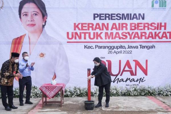 Ketua DPR RI Puan Maharani meresmikan proyek sambungan rumah air bersih di Desa Gendayakan, Kecamatan Paranggupito, Kabupaten Wonogiri, Selasa (26/4).