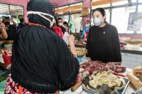 Puan Cek Harga Pangan di Pasar Jungke Karanganyar,  Borong Bakso untuk Buka Puasa