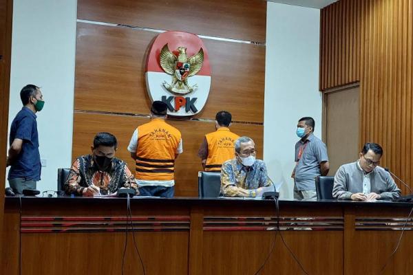 Tiga tersangka kasus dugaan korupsi pengadaan tanah untuk pembangunan SMKN 7 Tangerang Selatan diduga kongkalikong membuat harga tanah menjadi Rp 17,8 miliar. 