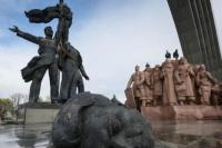 Kyiv Robohkan Monumen Era Soviet yang Melambangkan Persahabatan Rusia-Ukraina