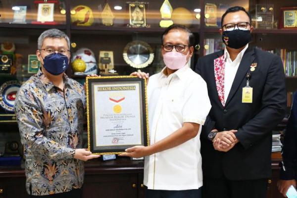 MURI menyerahkan sertifikat Rekor MURI tersebut kepada pihak AICE GROUP dan Kementerian Pemuda dan Olahraga (Kemenpora) di Kantor Kemenpora, Jakarta.
