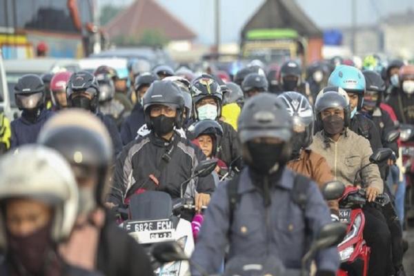 Dia mengatakan penumpukan mulai terjadi di titik Museum Gedung Juang Tambun Selatan akibat tingginya volume kendaraan pemudik siang ini. 