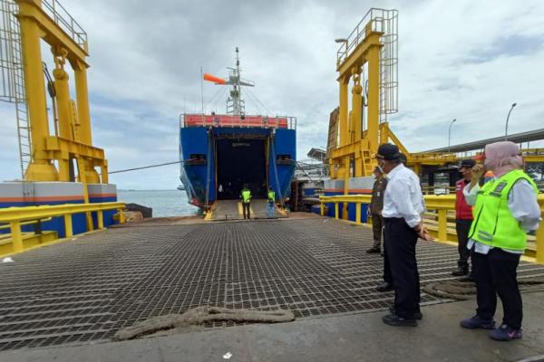 Diketahui total kapal ferry yang standbye di lintas Merak-Bakauheni sebanyak 66 unit kapal