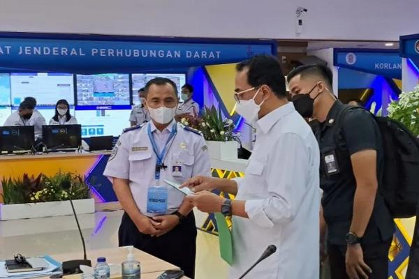 Kami melakukan satu upaya untuk menambah pelabuhan yaitu Indah Kiat dan Ciwandan. Sore ini kondisi terlihat lebih lancar dan berdasarkan pengecekan di Posko ASDP, terjadi satu penurunan antrean kendaraan menjadi lebih pendek