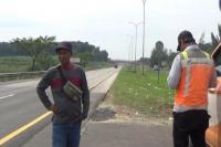 Sedihnya Pemudik Ini, Tertinggal Bus di Tol Cipali