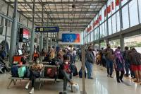 Pengguna KRL di Stasiun Terintegrasi KA Jarak Jauh Melonjak