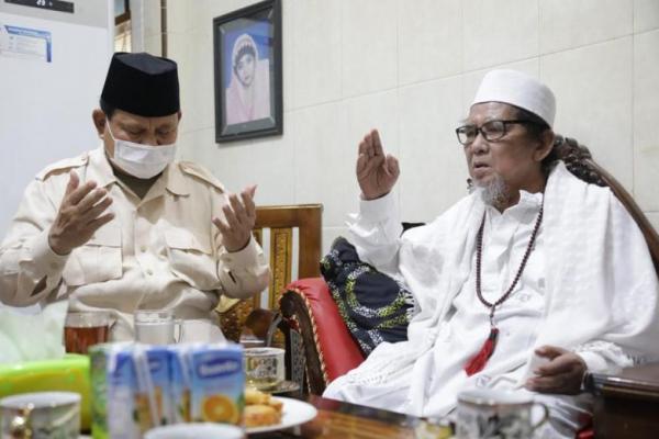 Dalam kunjungan ini Prabowo didampingi Sekjen Partai Gerindra Ahmad Muzani dan Ketua OKK DPP Gerindra Prasetyo Hadi. Prabowo mengaku, kunjungan ini sudah lama direncanakan. Sebab kedua ulama ini merupakan sahabat lamanya. 