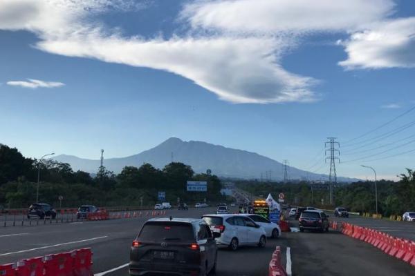 Jasa Marga atas diskresi Kepolisian memberlakukan rekayasa lalu lintas (lalin) contraflow di Jalan Tol Jagorawi arah Ciawi.