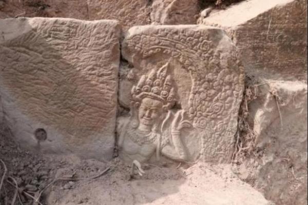 Ukiran batu tersebut ditemukan di dinding utara jalan lintas Gerbang Takav Candi Angkor Thom di Angkor Wat, tempat para arkeolog sedang membersihkan vegetasi