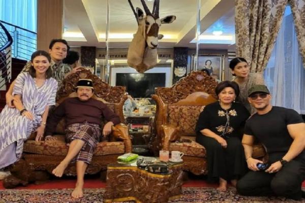 Mengenakan baju merah dan peci dipadu dengan sarung berwarna senada, terlihat di foto Hendropriyono lebih segar. Dia tersenyum didampingi sang istri Tati Hendropriyono bersama puteranya Diaz dan menantunya, Linda Ratna Nirmala di sisinya.
