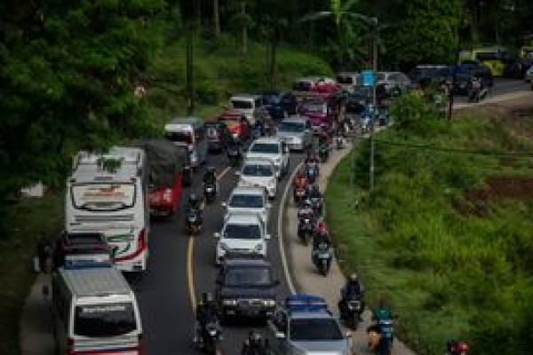 Antrean kendaraan yang didominasi pendatang dengan tujuan tempat wisata dan bersilaturahim ke Cianjur atau sebaliknya menuju Bandung, sempat mengular hingga belasan kilometer dengan ekor antrean  di Jalan Raya Karangtengah-Cianjur, sehingga upaya penyekatan dilakukan.