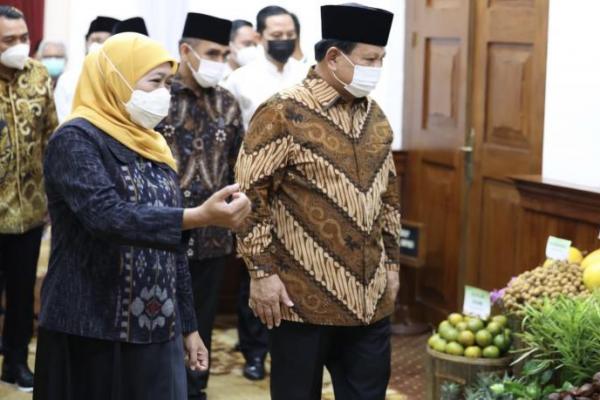 Setelah menemui sejumlah ulama di Jawa Timur, Ketua Umum Partai Gerindra Prabowo Subianto bersilaturahmi dengan Gubernur Jawa Timur Khofifah Indar Parawansa.