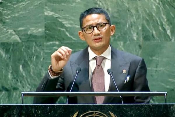 Menparekraf Sandiaga Uno mengapresiasi keberadaan produk kriya yang dihasilkan dari olahan limbah saat berkunjung ke Kalimantan Selatan.