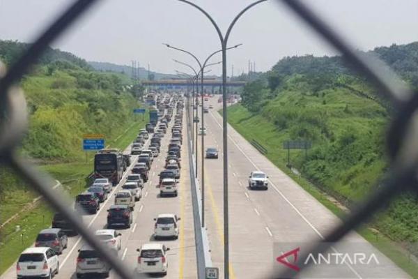 Jumlah kendaraan yang melintas dari arah Semarang menuju ke arah barat mengalami peningkatan sejak pagi hari. 