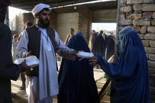 Pemerintahan Taliban mewajibkan seluruh perempuan Afghanistan mengenakan burka atau penutup wajah, saat beraktivitas di luar rumah. Jika melanggar, sanksi penjara selama tiga hari siap dijatuhkan.