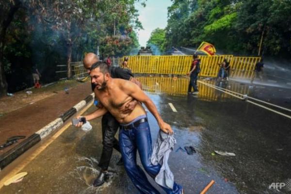 Sebelumnya Jumat, polisi menggunakan gas air mata dan meriam air untuk membubarkan mahasiswa yang berusaha menyerbu parlemen nasional menuntut Rajapaksa mengundurkan diri.