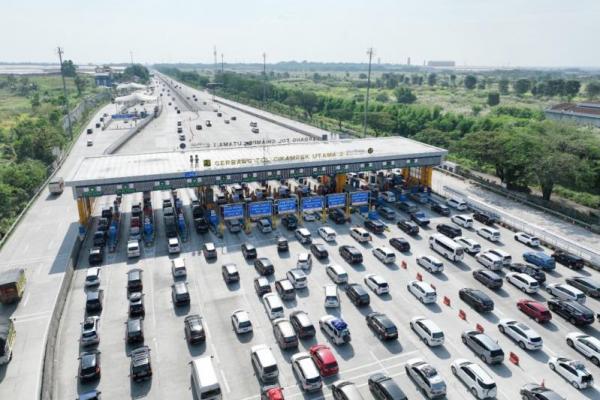 Volume kendaraan yang melintasi Tol Jakarta-Cikampek menjelang Lebaran 2023 ini terus mengalami kenaikan.