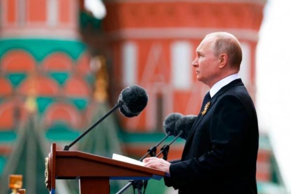 Putin berbicara pada parade Hari Kemenangan tahunan di Lapangan Merah Moskow yang menandai peringatan kemenangan Uni Soviet atas Nazi Jerman dalam Perang Dunia II.