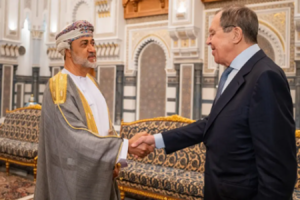 Sultan Oman, Haitham bin Tariq Al Said bertemu dengan Lavrov dan menekankan perlunya mematuhi aturan hukum internasional dalam konflik Rusia dengan Ukraina.