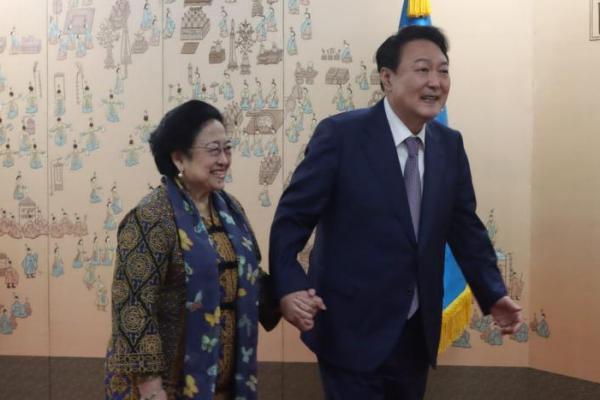 Presiden Kelima RI yang juga Ketua Umum DPP PDI Perjuangan (PDIP) Megawati Soekarnoputri kembali ke Jakarta setelah melakukan sejumlah kegiatan di Seoul, Korea Selatan.