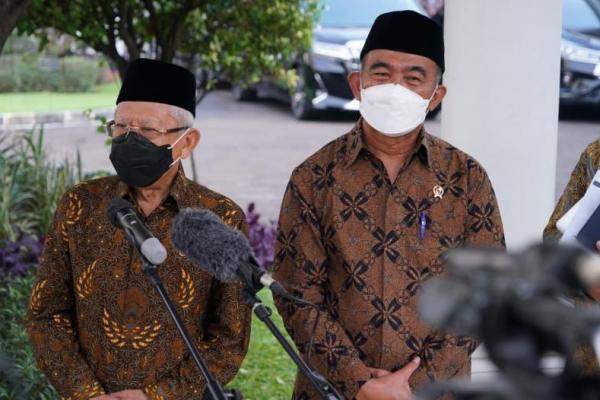 Menteri Koordinator Bidang Pembangunan Manusia dan Kebudayaan (Menko PMK) Muhadjir Effendy menyatakan bahwa Indonesia sudah mulai melakukan transisi dari pandemi menuju fase endemi. Menurutnya, hal itu didasari oleh beberapa indikator dan dari data-data yang ada.