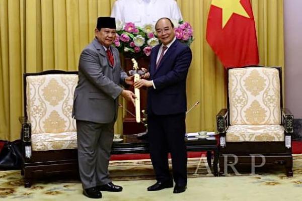 Menteri Pertahanan Prabowo Subianto melakukan pertemuan dengan Presiden Republik Sosialis Vietnam YM Nguyá»…n Xuân Phúc.