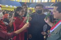 Mahasiswa Jatim Hadiahi Erick Thohir Kartu Hijau