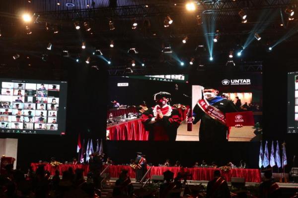 Yang menarik, wisuda Untar mengusung tema budaya Manggarai Barat