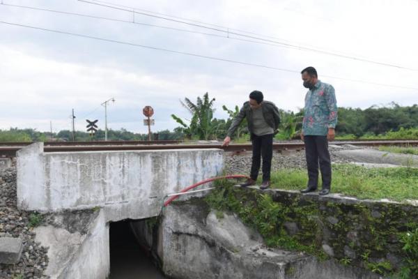 Gus Halim juga sangat menyayangkan pemotongan kabel fiber optik oleh PT KAI.